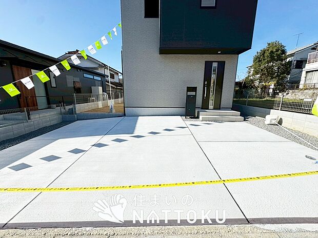 【現地写真（駐車場）】駐車スペースが広く、運転が苦手な方も安心です。