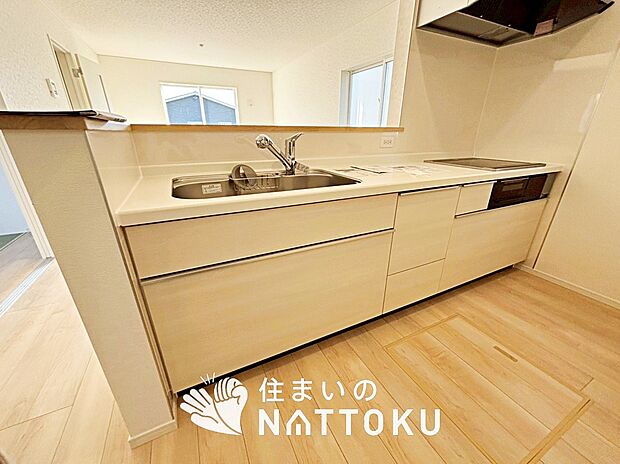 【現地写真（キッチン）】収納たっぷりのシステムキッチン、浄水器付水栓を標準装備しています。