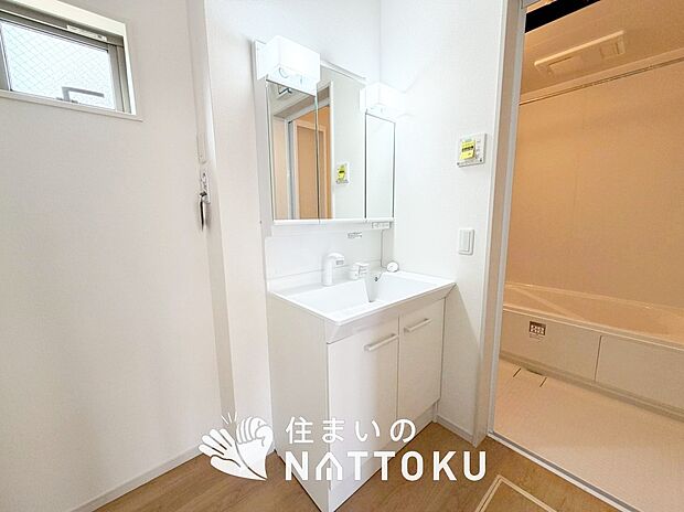 【洗面台・洗面所】鏡の両サイドは、必要なものを取出しやすく、大きな鏡面で朝の準備も快適。
使いやすいリフトアップ機能付きのシングルレバーシャワー水栓付です。