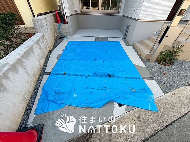 【現地写真（駐車場）】駐車スペースが広く、運転が苦手な方も安心です。