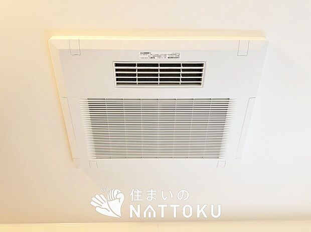 【電気式浴室暖房換気乾燥機】寒い冬場はあたたかく、暑い夏場は扇風機のような心地よさです。
雨の日は、浴室が衣類乾燥スペースになります。