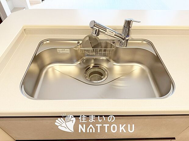 【浄水器内臓型ハンドシャワー付シンク】傷や汚れが付きにくい静音仕様の全面エンボス加工シンク。
また、蛇口の先端に浄水器を内蔵。浄水シャワーが使える毎分4リットルのたっぷり浄水。