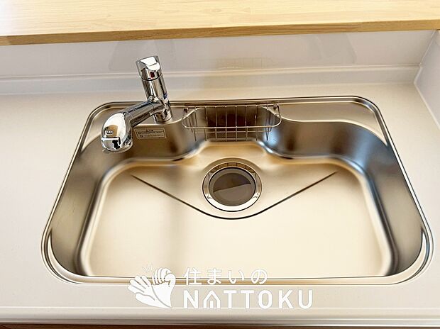 【浄水器内臓ハンドシャワー付シンク】広々とした凸型シンクに洗剤ポケットを標準装備。すっきり収納できます。
また、蛇口の先端に浄水器を内蔵しているため場所をとりません。