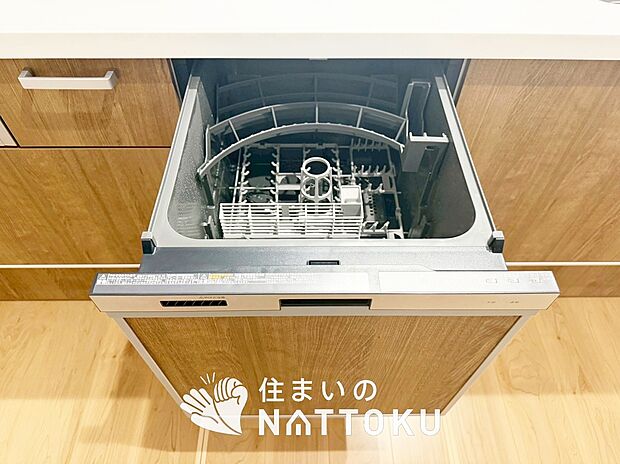 【食器洗い乾燥機】食後の時間にゆとりを与えてくれる食器洗い乾燥機。
操作ボタンも上面にあるので、腰をかがめずに操作ができラクラクです。