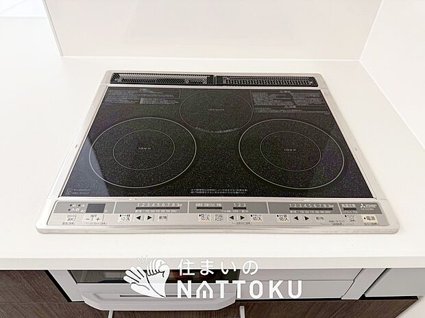 【ビルトインコンロ】フラットな構造で清掃性が高く、過熱防止センサー付３口タイプで日頃の家事も快適です。