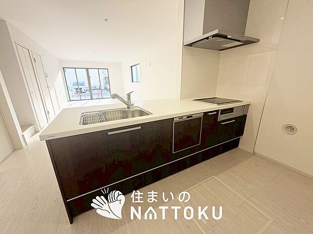 【現地写真（キッチン）】収納たっぷりのシステムキッチン、浄水器付水栓を標準装備しています。