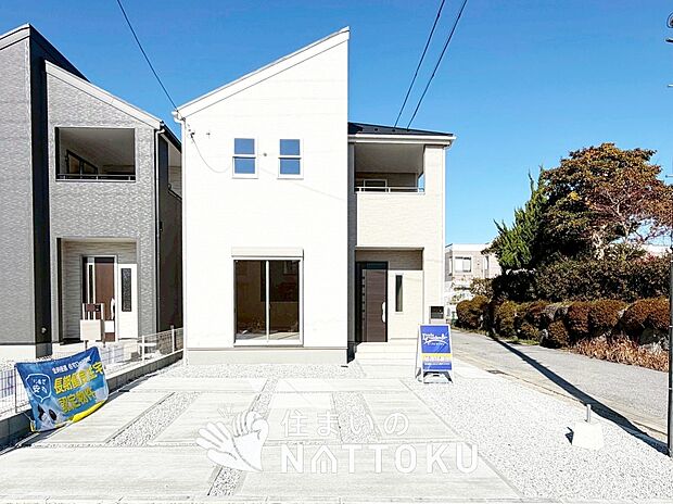 【現地写真（外観）【２号地】】軽くて火災に強い屋根材を採用し、地震時の建物への負担や揺れを軽減しています。