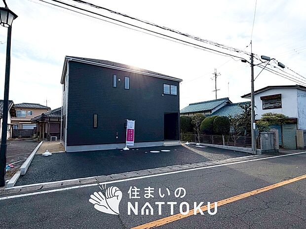 【現地写真（前道含む外観）】健康被害に配慮したもっとも安全性の高い建材を採用し、シックハウス対策をしております。