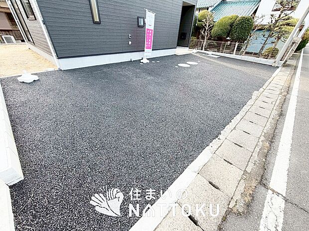 【現地写真（駐車場）】駐車スペースが広く、運転が苦手な方も安心です。