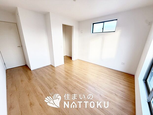 【現地写真（寝室）】木目の美しさを際立たせるシンプルデザインの建具を使用しています。