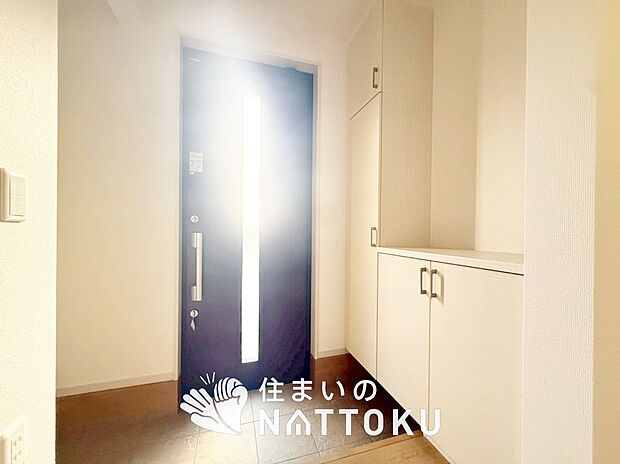 【現地写真（玄関）】玄関には、大型のシューズ収納を設置しています。