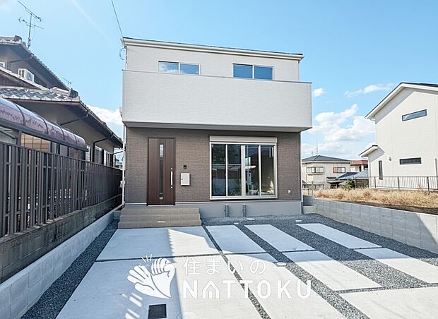 【現地写真（外観）】軽くて火災に強い屋根材を採用し、地震時の建物への負担や揺れを軽減しています。