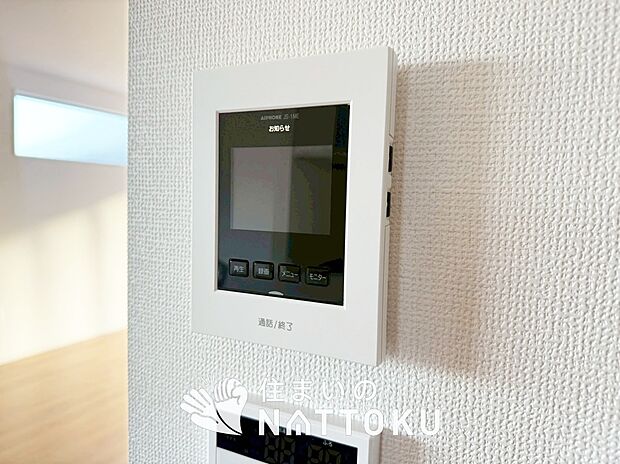 【TVモニター付インターホン】来訪者を画像と音声で確認できる、防犯性に優れた安心のシステム。
スッキリしたデザインで、誰でも簡単に操作できます。