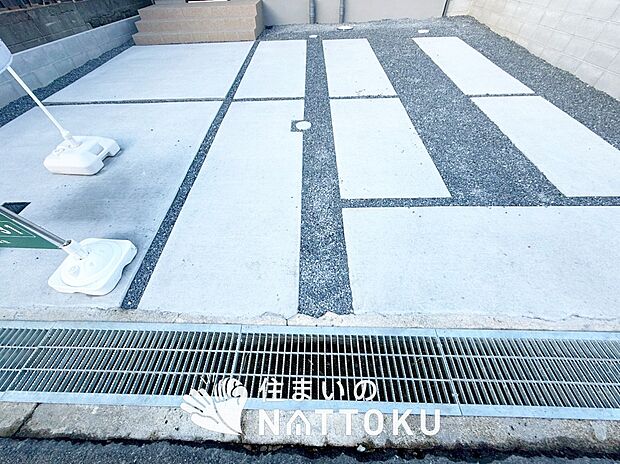 【現地写真（駐車場）】駐車スペースが広く、運転が苦手な方も安心です。