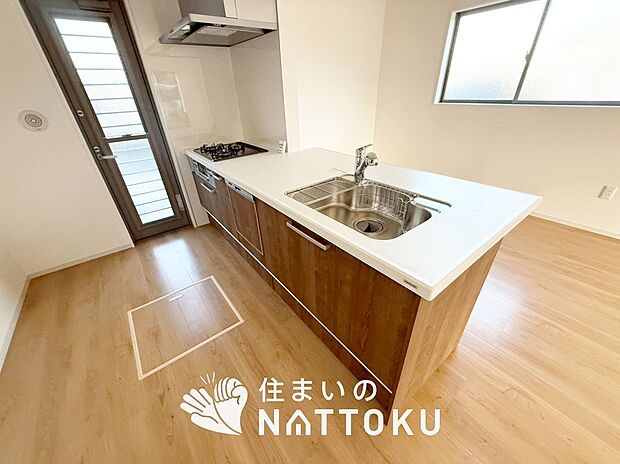 【現地写真（キッチン）】収納たっぷりのシステムキッチン、浄水器付水栓を標準装備しています。