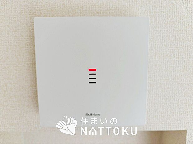 【TVモニター付インターホン】玄関の子機にカメラが付いており、来訪者の顔を確認できるため、音声だけの対応とは安心感が違います。
また、ハンズフリー通話で受話器を持つわずらわしさを解消できます。