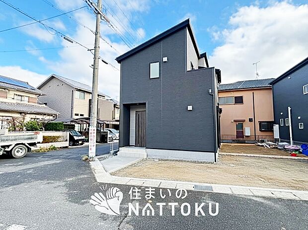 【現地写真（前道含む外観）】軽くて火災に強い屋根材を採用し、地震時の建物への負担や揺れを軽減しています。