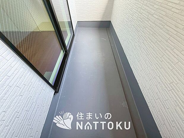 【バルコニー】奥行きが広く、洗濯物をゆったりと干せる十分な広さで、家族の洗濯も捗ります。