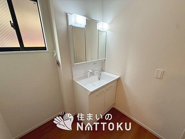 【洗面台・洗面所】鏡の両サイドは、必要なものを取出しやすく、大きな鏡面で朝の準備も快適。
使いやすいリフトアップ機能付きのシングルレバーシャワー水栓付です。