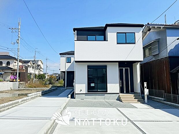 【現地写真（街並み）】雨で汚れを落とし、耐久性・耐候性に優れた外壁を使用しています。