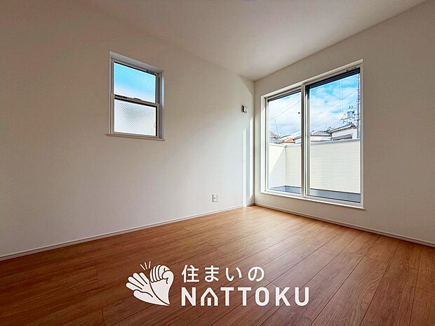 【現地写真（寝室）】木目の美しさを際立たせるシンプルデザインの建具を使用しています。