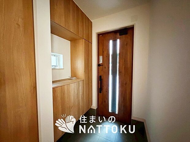 【現地写真（玄関）】玄関には、大型のシューズ収納を設置しています。