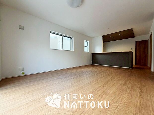 【現地写真（リビング）】フローリング材には、木目、色調など木材特有の風合いがあり、ナチュラルな美しさになっています。