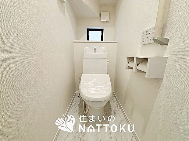 【トイレ	 】汚れてもサッとひと拭きでお手入れ簡単、エコ仕様の温水洗浄便座付きのトイレです。
バリアフリーにも配慮しています。
