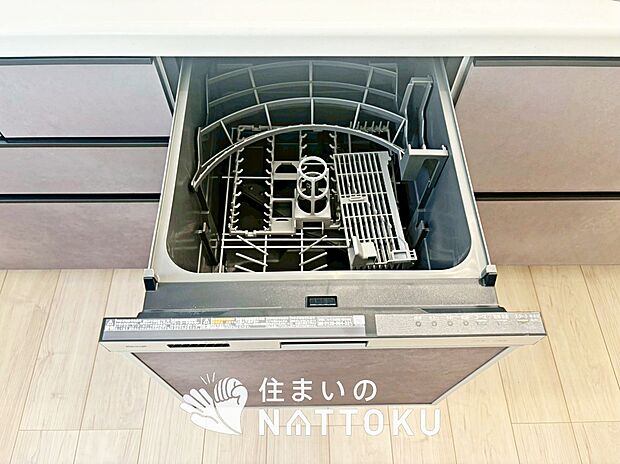 【食器洗い乾燥機】食後の時間にゆとりを与えてくれる食器洗い乾燥機。
操作ボタンも上面にあるので、腰をかがめずに操作ができラクラクです。

