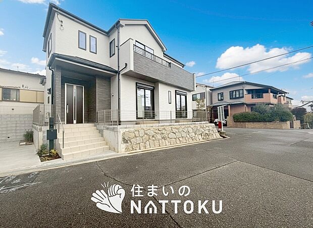 【現地写真（前道含む外観）】健康被害に配慮したもっとも安全性の高い建材を採用し、シックハウス対策をしております。