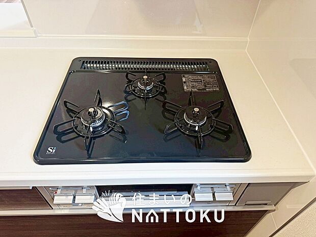 【ビルトインコンロ】フラットな構造で清掃性が高く、過熱防止センサー付３口タイプで日頃の家事も快適です。