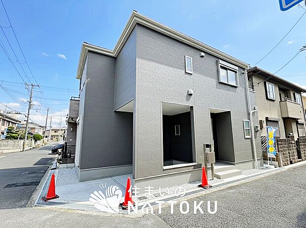 【現地写真（前道含む外観）】軽くて火災に強い屋根材を採用し、地震時の建物への負担や揺れを軽減しています。