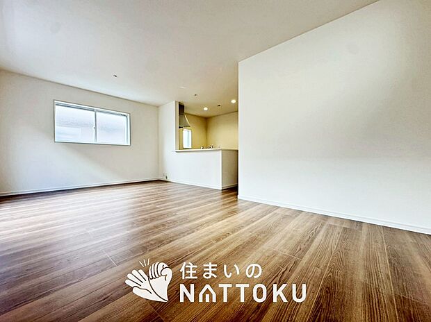 【現地写真（リビング）】フローリング材には、木目、色調など木材特有の風合いがあり、ナチュラルな美しさになっています。