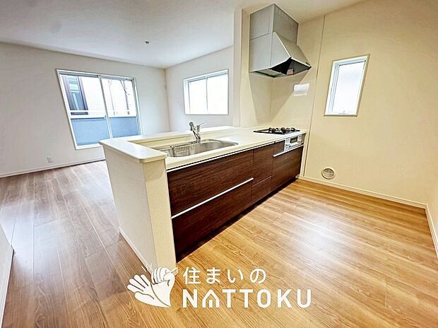 【現地写真（キッチン）】収納たっぷりのシステムキッチン、浄水器付水栓を標準装備しています。