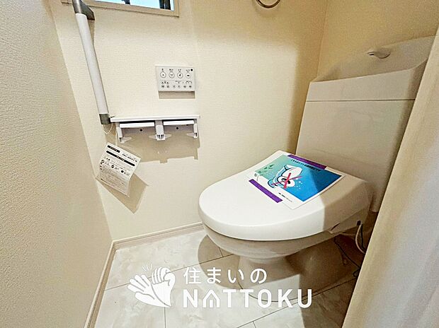 【トイレ】汚れてもサッとひと拭きでお手入れ簡単、エコ仕様の温水洗浄便座付きのトイレです。
バリアフリーにも配慮しています。