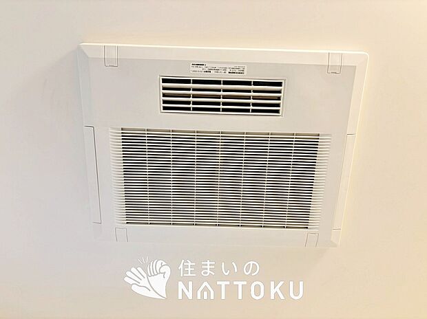 【電気式浴室暖房換気乾燥機】寒い冬場はあたたかく、暑い夏場は扇風機のような心地よさです。
雨の日は、浴室が衣類乾燥スペースになります。