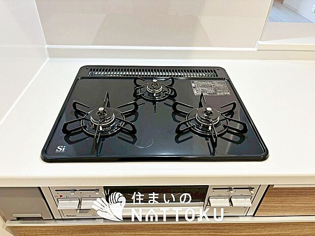 【ビルトインコンロ】フラットな構造で清掃性が高く、過熱防止センサー付３口タイプで日頃の家事も快適です。