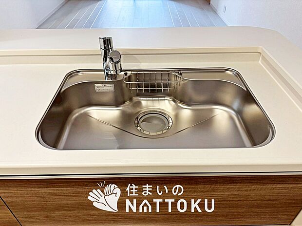 【浄水器内臓型ハンドシャワー付シンク】傷や汚れが付きにくい静音仕様の全面エンボス加工シンク。
また、蛇口の先端に浄水器を内蔵。浄水シャワーが使える毎分4リットルのたっぷり浄水。