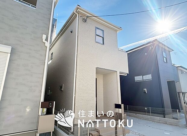 【現地写真（外観）】雨で汚れを落とし、耐久性・耐候性に優れた外壁を使用しています。