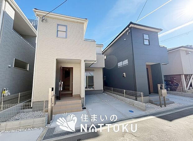 【現地写真（前道含む外観）】健康被害に配慮したもっとも安全性の高い建材を採用し、シックハウス対策をしております。