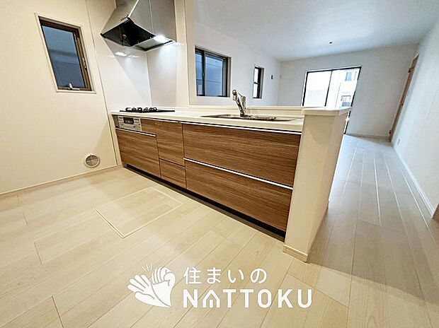 【現地写真（キッチン）】収納たっぷりのシステムキッチン、浄水器付水栓を標準装備しています。