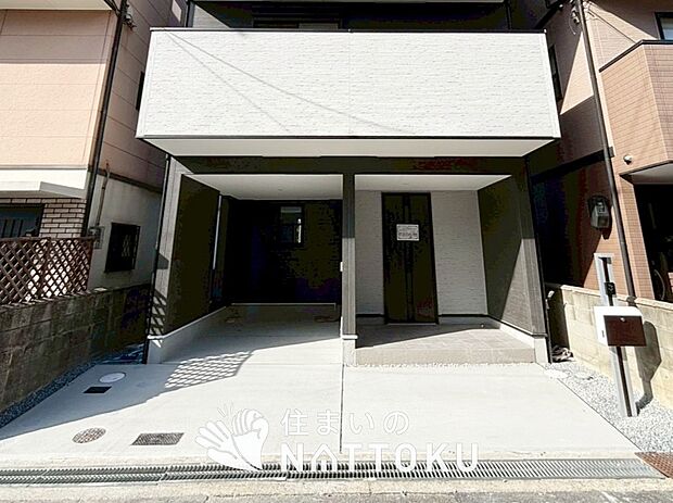 【現地写真（駐車場）】駐車スペースが広く、運転が苦手な方も安心です。