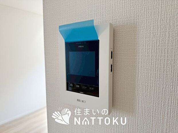 【TVモニター付インターホン】手放し通話ができ、送話表示灯で送話・受話状態が確認できます。
映像と音声で玄関先の様子をチェックできるモニター機能や、夜間の訪問者の顔も確認できるLEDライトを装備しています。