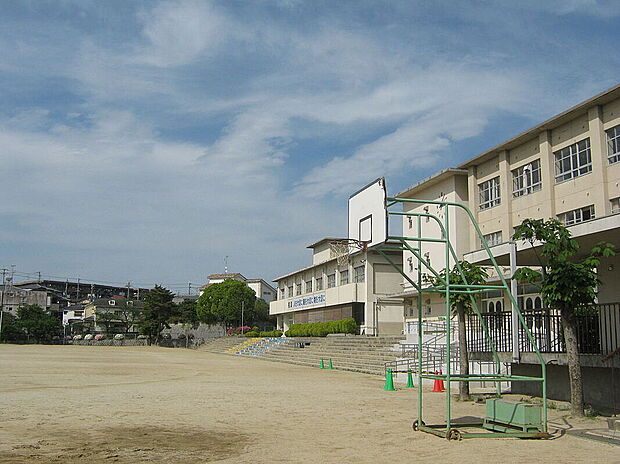 寝屋川市立第六中学校（約1,300m）