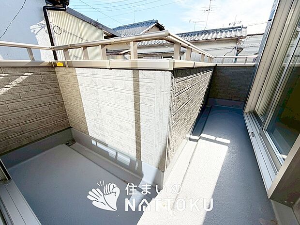 【バルコニー】奥行きが広く、洗濯物をゆったりと干せる十分な広さで、家族の洗濯も捗ります。