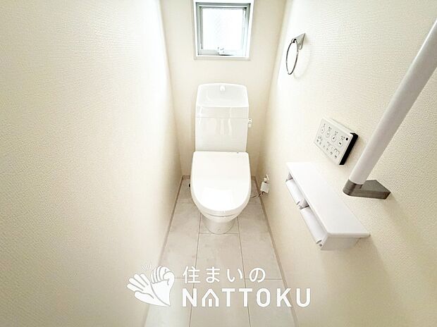 【トイレ】汚れてもサッとひと拭きでお手入れ簡単、エコ仕様の温水洗浄便座付きのトイレです。
バリアフリーにも配慮しています。
