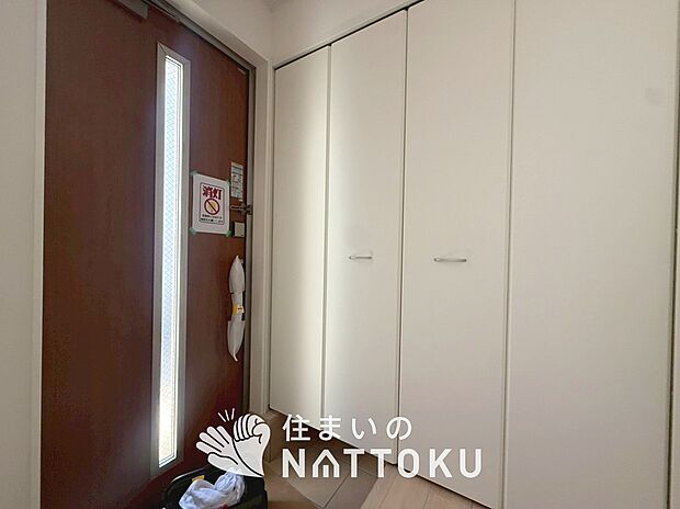 【現地写真（玄関）】玄関には、大型のシューズ収納を設置しています。