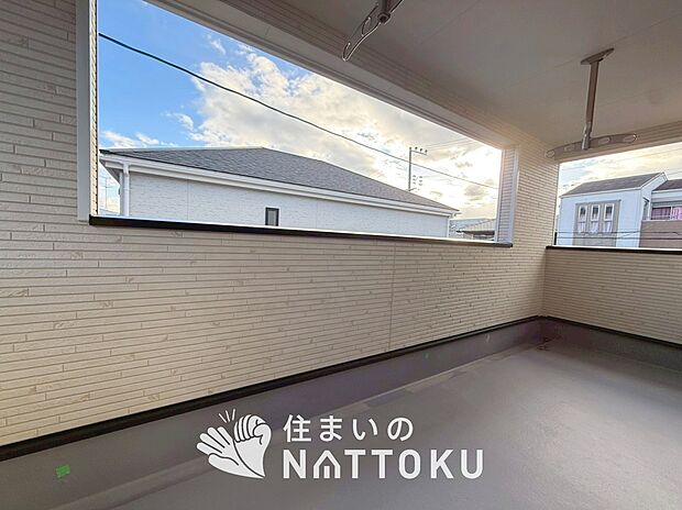 【バルコニー】奥行きが広く、洗濯物をゆったりと干せる十分な広さで、家族の洗濯も捗ります。