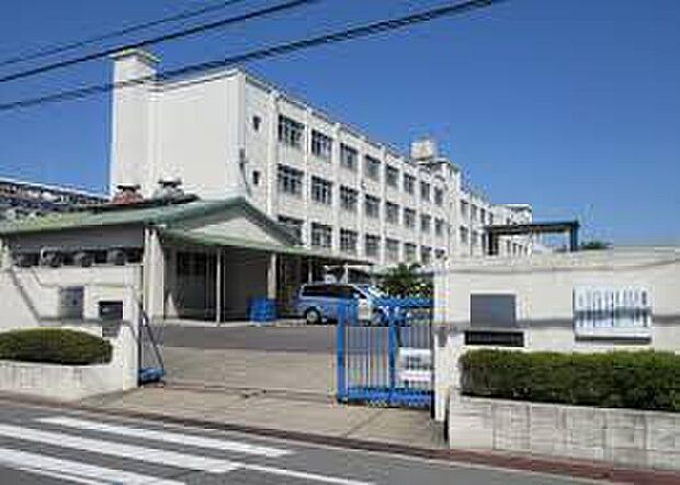 高槻市立北大冠小学校（約700m）