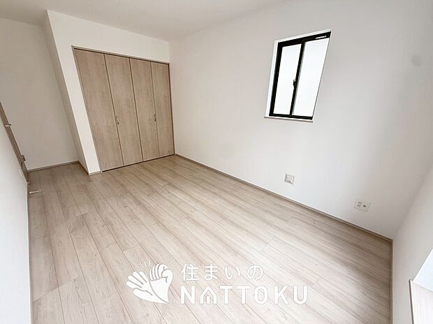 【現地写真（洋室）】木目の美しさを際立たせるシンプルデザインの建具を使用しています。